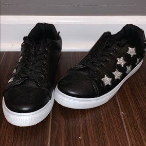 Black starred sneakers
